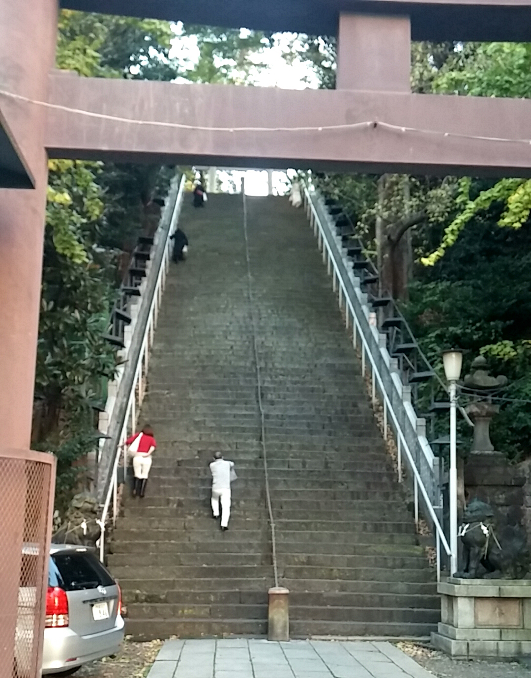 出世の階段下から